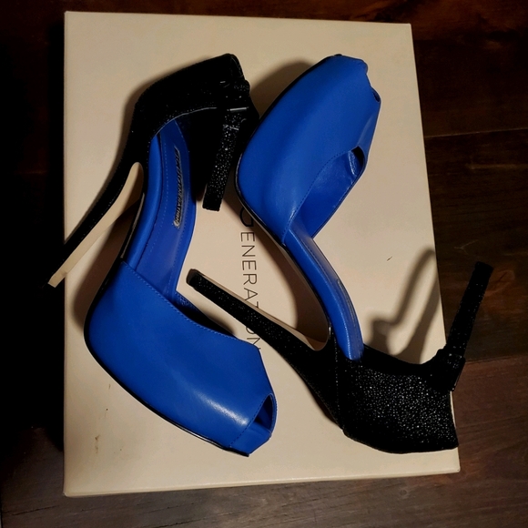 LIKE NEW💥 BCBG Heels - Picture 1 of 3